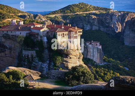 Das Kloster Varlaam wurde auf einer Sandsteinklippe am UNESCO-Weltkulturerbe Meteora, Kalabaka, Thessalien, Griechenland, Europa erbaut. Stockfoto