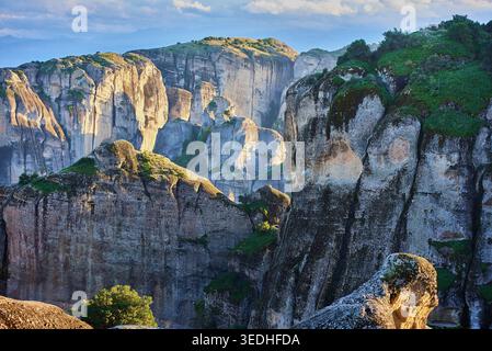 Massive Konglomerat-Felsformationen und Sandsteinklippen bei Sonnenaufgang, Meteora, Trikala, Thessalien, Griechenland, Europa. Stockfoto