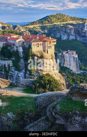 Das Kloster Varlaam und das Kloster Rousanou auf Sandsteinsäulen, Meteora, Kalabaka, Thessalien, Griechenland, Europa. Stockfoto