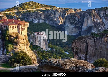 Die östlich-orthodoxen Klöster Rousanou und Nikolaus Anapausas auf Sandsteinsäulen, Meteora, Trikala, Thessalien, Griechenland, Euro Stockfoto