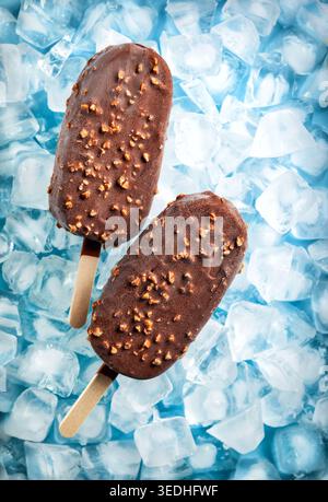 Cream Brulee Eis Eis Eis Eis Eis bedeckt Milchschokolade und Nüsse auf Eis. Draufsicht. Stockfoto