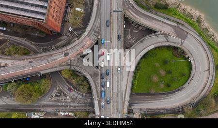 Luftaufnahme des gekrümmten Autobahnkreuzes am Brunel Way in Bristol, Großbritannien Stockfoto