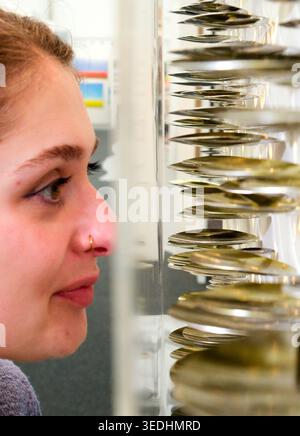 Hampstead, London, Großbritannien. Mai 2026. Fotoruf: Erschwingliche Kunstmesse Hampstead. Abgebildet: TNB Gallery, Seoul, Südkorea. Quelle: Matthew Chattle/Alamy Live News Stockfoto
