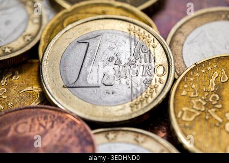 Makroaufnahme einer Euro-Münze auf einem Stapel Münzen Stockfoto