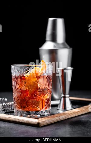 Altmodischer Cocktail mit Orangenschale auf schwarzem Hintergrund Stockfoto