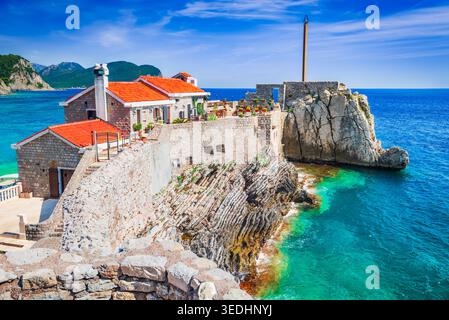 Petrovac, Montenegro. Blick aus der Vogelperspektive auf die Altstadt mit Blick auf die wunderschöne Küste der Adria. Stockfoto