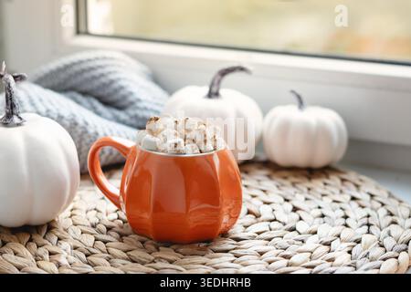 Herbstliche Schokolade oder Kaffee mit Marshmallows und Zimt auf der Fensterbank. Herbstgetränk. Nahaufnahme. Stockfoto