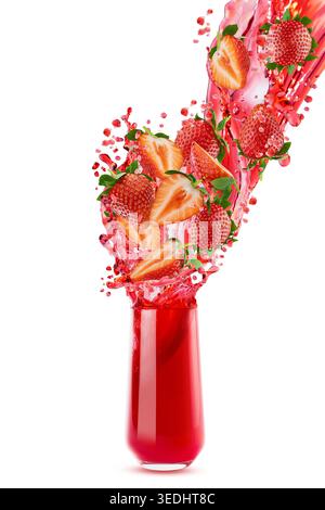 Der Strom des frischen Erdbeersaftes wird in Glas mit roten Erdbeerscheiben gegeben, explodierende Tropfen steigen in der Luft, isoliert. Ideal für das Entgiftungsmenü von Früchten im Sommer, Vitamindiät, Antioxidantien, Saftetikett. Stockfoto
