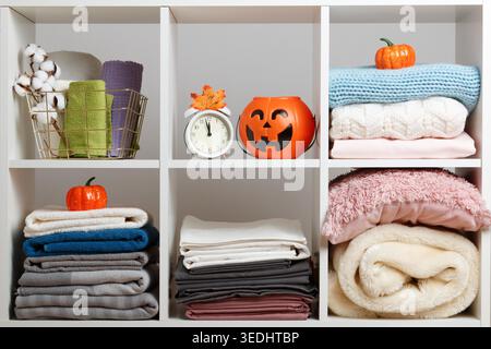 Bettwäsche, Handtücher, Bettwäsche auf Lagerregalen für halloween-Feier. Stockfoto
