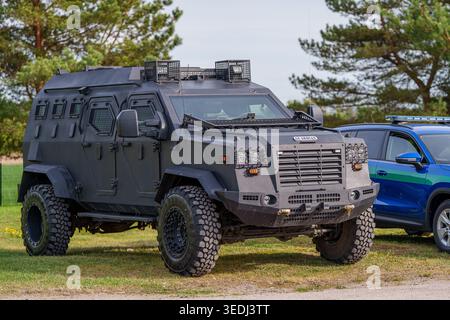 IAG Guardian taktisches gepanzertes Fahrzeug in mattschwarz geparkt draußen, schwerer militärischer gepanzerter Personentransport für Sicherheit und Strafverfolgung Stockfoto