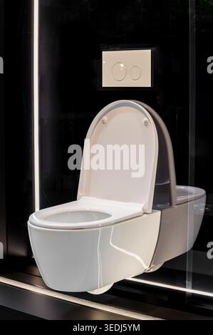 Weiße Keramik-Toilettenschüssel in einem modernen Badezimmer mit klaren Linien Stockfoto