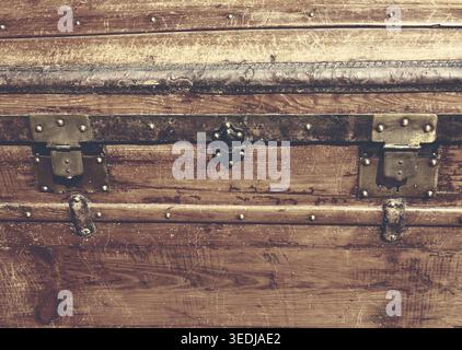Antikes Grungy geschlossene Brust. Nahaufnahme. Getöntes Foto. Stockfoto