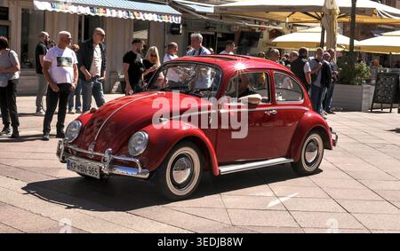 Klassischer roter Volkswagen Käfer bei der 30. Internationalen Oldtimer Auto Rallye in Rijeka, Kroatien, 2026. Kultiger deutscher VW-Bug. Stockfoto