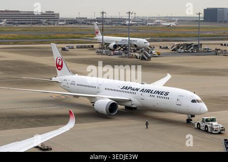 Tokio, Japan 13. April 2026 japan Airlines Passagierflugzeuge im Rollverkehr am Flughafen haneda Stockfoto