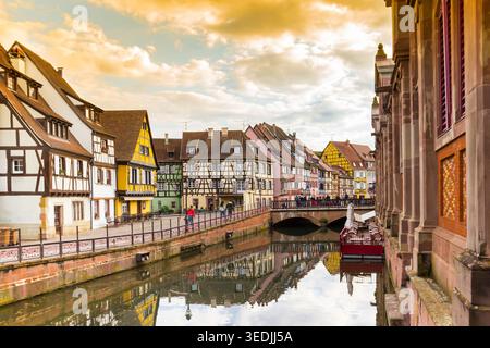 Farbenfroher Sonnenuntergangshimmel über Little Venice in Colmar, Frankreich Stockfoto