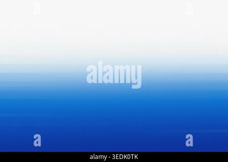 Ein leuchtend blauer Hintergrund mit Farbverlauf, der von hell zu dunkel wechselt, mit einer feinen, körnigen Textur für einen weichen, atmosphärischen Effekt. Stockfoto