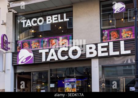 Valencia, Spanien - 29. Oktober 2025: Hektisches Fast-Food-Restaurant Taco Bell mit Menüoptionen und Ladenfront in urbanem Ambiente Stockfoto