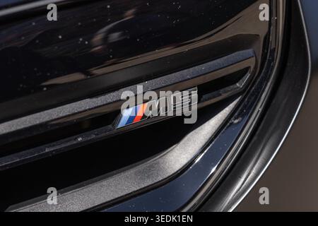Slowenien, Ljubljana - 8. April 2026: Nahaufnahme des BMW M5-Emblems auf einer luxuriösen Limousine im Freien Stockfoto
