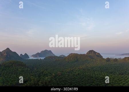 Wunderschöne malerische Landschaft des Meeres in Thailand mit majestätischen Bergen, bedeckt mit dichtem grünen Wald unter friedlichem, klarem Himmel bei Sonnenaufgang Providi Stockfoto