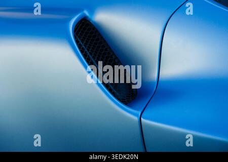 Slowenien, Ljubljana - 11. April 2026: Ferrari SF90 zeigt scharfe Linien und Details in blauer Farbe unter Sonnenlicht Stockfoto