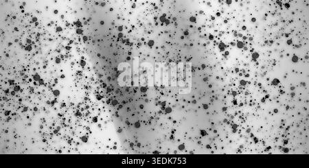 Ein strukturierter Hintergrund mit einem monochromen Grau-zu-weiß-Farbverlauf mit verstreuten dunklen Tintenflecken und dezenten hellen Streifen sorgt für einen minimalistischen Look Stockfoto