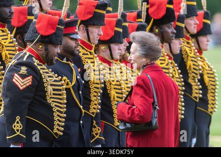 Hyde Park, London, Großbritannien. Mai 2026. Die Königstruppe Royal Horse Artillery hat in Anwesenheit ihrer Königlichen Hoheit Anne, der Prinzessin Royal, einen 41-Kanonen-Gruß im Royal Park abgefeuert, um den Jahrestag der Krönung von König Karl III. Am 6. Mai 2023 zu feiern. Nach dem Gruß bildete sich die Truppe zur Inspektion durch die Prinzessin Royal Stockfoto