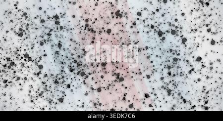 Ein künstlerischer abstrakter Hintergrund mit verstreuten schwarzen Tintentropfen und Spritzern über einer strukturierten Oberfläche mit subtilen diagonalen Lichtstreifen. Stockfoto