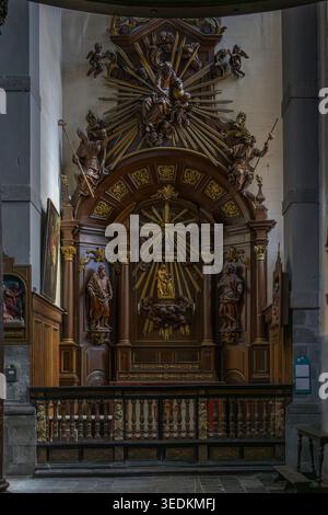 Die Kirche St. Nikolaus-in-Havré, reich an Geschichte aus dem 12. Jahrhundert, ist ein Wahrzeichen von Mons mit ihrer außermittigen Uhr. Stockfoto