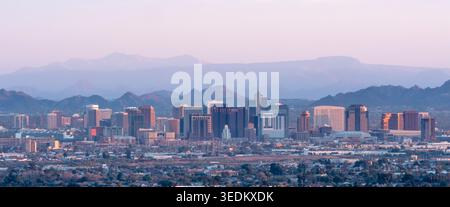 Panorama-Skyline von Phoenix Arizona bei Sonnenuntergang mit Wüstenbergen Stockfoto