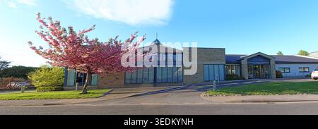Panoramablick auf die St. John Henry Newman Church an der Knutsford Road, die Latchford, Grappenhall und Thelwall verbindet Stockfoto