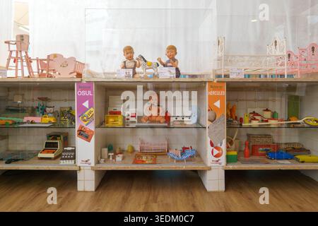 Sammlung portugiesischer Vintage-Spielzeuge, darunter Puppen und Möbel, ausgestellt im Museu do Brincar Spielzeugmuseum in Vagos, Portugal, Europa Stockfoto