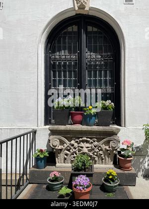 Blumentöpfe auf der E. 35th St. im historischen Stadtteil Murray Hill Heller, ein klarer Frühlingstag, 2026, New York City, USA Stockfoto