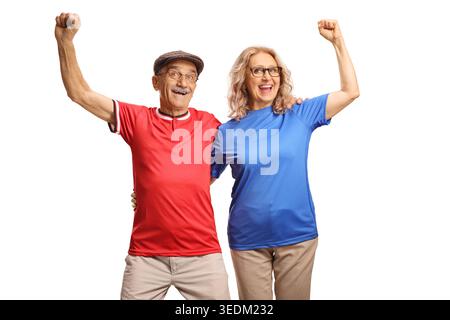 Aufregendes Senior-Paar in Sporttrikots, das isoliert auf weißem Hintergrund feiert Stockfoto