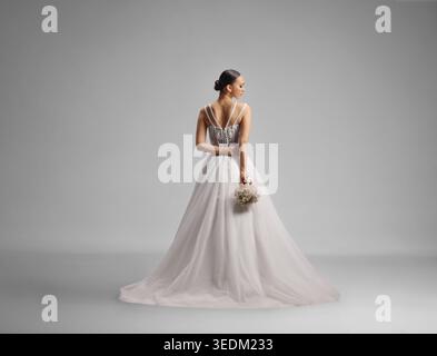 Rückansicht einer eleganten Braut in Tüllkleid Stockfoto