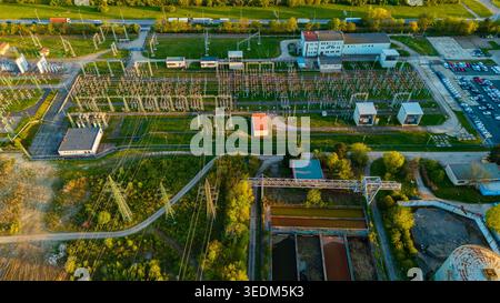 Luftaufnahme von Malesice Infrastructure Objects mit Umspannwerk, Stromleitungen und Industriegebäuden unter der goldenen Stunde Hlavni mesto Stockfoto
