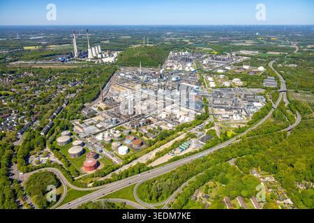 Luftbild, Ruhr Oel Raffinerie Scholven Chemiewerk, hinten das Uniper Kraftwerk, Scholven, Gelsenkirchen, Ruhrgebiet, Nordrhein-Westfalen, Deutschland ACHTUNGxMINDESTHONORARx60xEURO *** Luftaufnahme, Chemiewerk Ruhr Oel Raffinerie Scholven, hinter dem Kraftwerk Uniper, Scholven, Gelsenkirchen, Ruhrgebiet, Nordrhein-Westfalen, Deutschland ATTENTIONxMINDESTHONORARx60xEURO Stockfoto