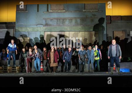 Vorne, von links: Jacques Imbrailo (Ned Keene), Jennifer France (erste Nichte), Natalia Labourdette (zweite Nichte), Catherine Wyn-Rogers (Tante) Rechts: Bryn Terfel (Hauptmann Balstrode) in PETER GRIMES an der Royal Opera, Covent Garden, London WC2 05/05/2026 Musik: Benjamin Britten Libretto: Montagu Slater Dirigent: Jakub Hrusa Bühnenbild: Michael Hrusa Kostümbild: Peter F. Levorh Stockfoto