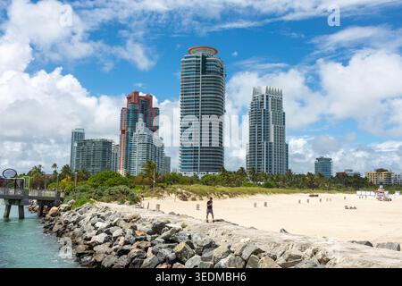 Moderne Luxushochhäuser erheben sich hinter den Sanddünen des South Pointe Park in Miami Beach, Florida. Eine dramatische Stadt-Küste-Komposition. Stockfoto