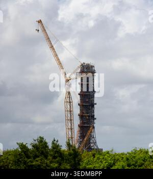 Der massive mobile Trägerturm für das NASA-Missionsprogramm Artemis Moon im Kennedy Space Center in Merritt Island, Florida. Stockfoto
