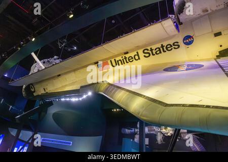 Das Space Shuttle Atlantis wurde mit offenen Türen für die Nutzlast im Kennedy Space Center Visitor Complex in Cape Canaverl, Florida, ausgestellt. Stockfoto
