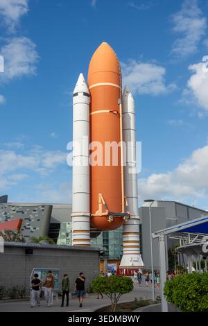 Außentank des Space Shuttles und massive Raketenverstärker am Eingang der Atlantis-Ausstellung im Kennedy Space Center Visitor Complex. Stockfoto