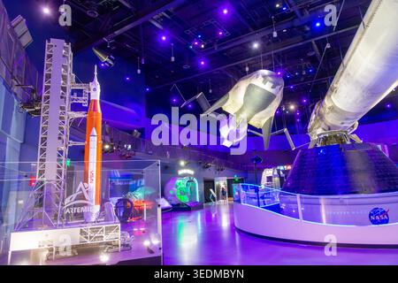Gateway-Ausstellung im Kennedy Space Center mit dem SLS-Raketenmodell und der Orion-Kapsel unter Neonlicht in Cape Canaveral, Florida. Stockfoto