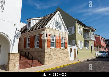 Traditionelle Gebäude im Kolonialstil und kopfsteingepflasterte Straßen im historischen Viertel von Saint Augustine, Florida. Stockfoto