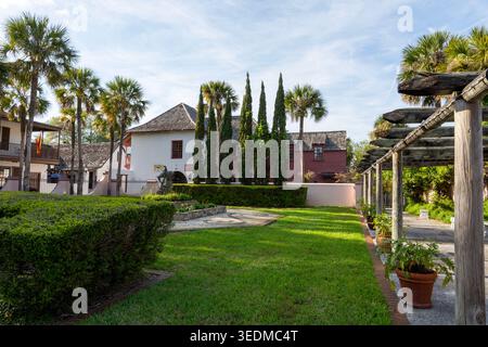 Wunderschöner Gartenhof mit Palmen und spanischer Kolonialarchitektur in St. Augustine, Florida. Stockfoto