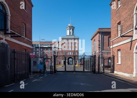 Bewachter Eingang zum Semaphore Tower, innerhalb der Marinebasis in Portsmouth. April 2026. Stockfoto