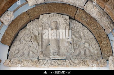 San Michele arcangelo - lunetta in pietra arenaria che decorava il portale di San Giovanni in Borgo a Pavia - XII secolo - Pavia, Museo Civico al CAS Stockfoto