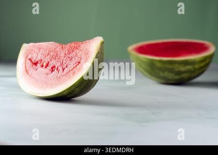Eine detaillierte Nahaufnahme einer frischen Wassermelonenscheibe mit einem weichen, unscharfen Hintergrund, der sich auf die leuchtend rote Textur konzentriert Stockfoto
