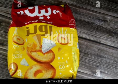 Kairo, Ägypten, 28. April 2026: Eine Tüte Bake Rolz Mix Cheese Flavor, ein knuspriger Snack aus gerösteten Weizenbrötchen, diese Snacks sind speziell auf dem Markt Stockfoto