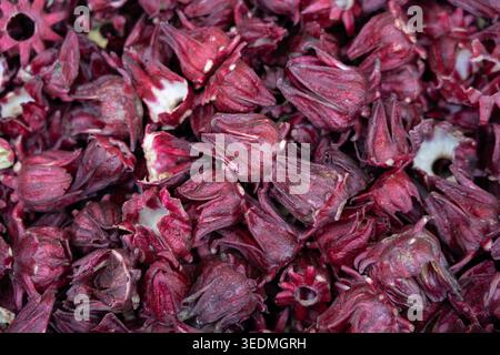 Getrocknete Hibiskuskelche schaffen einen strukturierten Hintergrund für gesunden Kräutertee Stockfoto