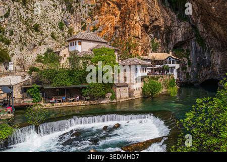 Buna und Blagaj Tekija. Bosnien und Herzegowina in der Nähe des Klosters Mostar Blagaj Derwih, das im 16. Jahrhundert direkt an der Quelle des Buna-Flusses erbaut wurde Stockfoto